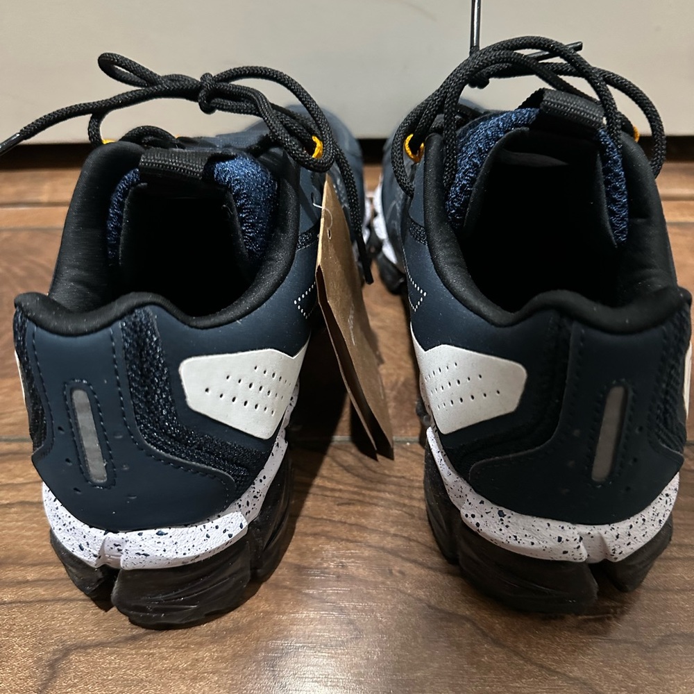 ASICS men’s shoes. NWT. Size 7 - Picture 3 of 4